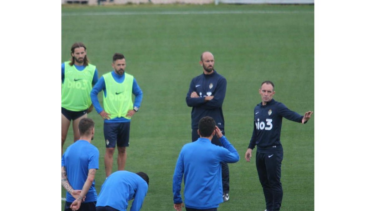 Munitis busca la tercera victoria desde su llegada al banquillo blanquiazul. L. DE LA MATA