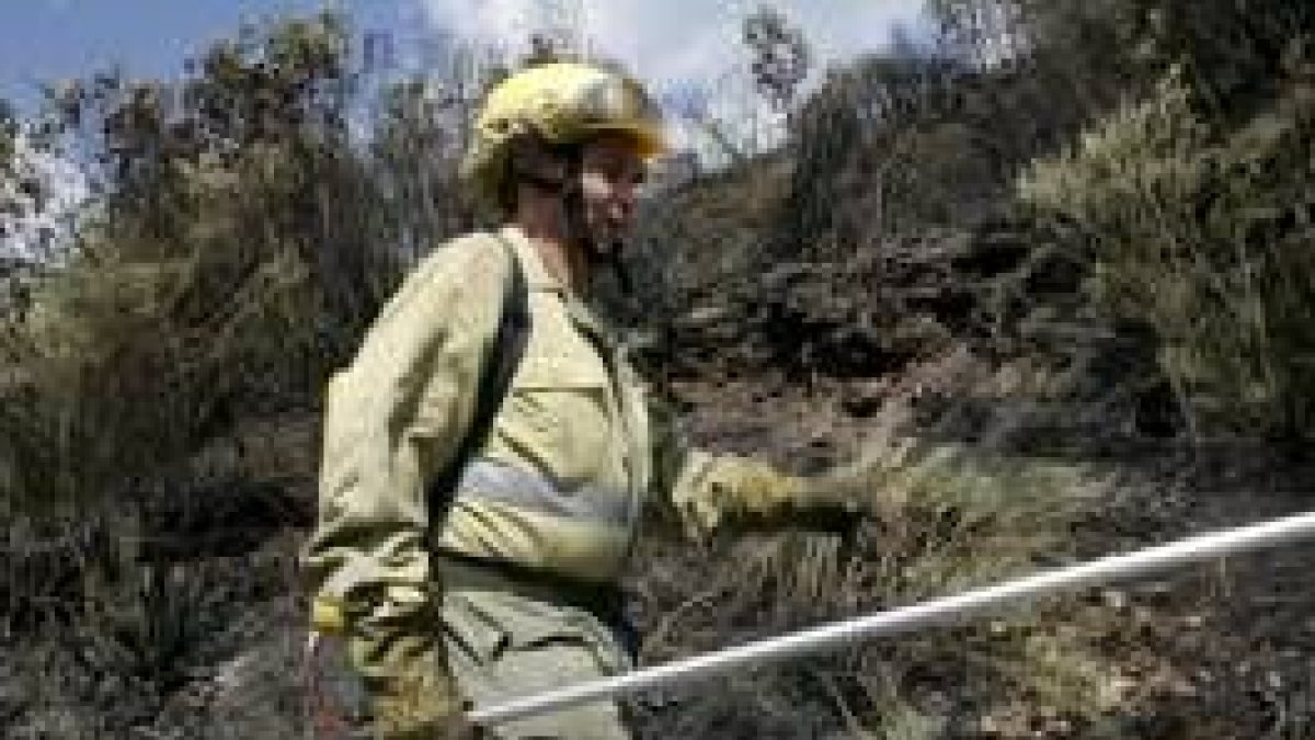 Un brigadista trabaja en la extinción del fuego de Arienza, en Riello