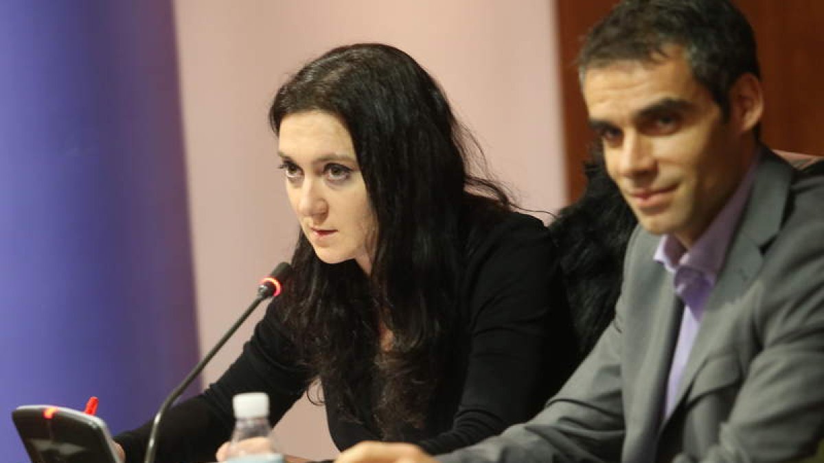 La edil socialista Paula Rodríguez, junto al concejal de IAP Sergio Gallardo, ayer.