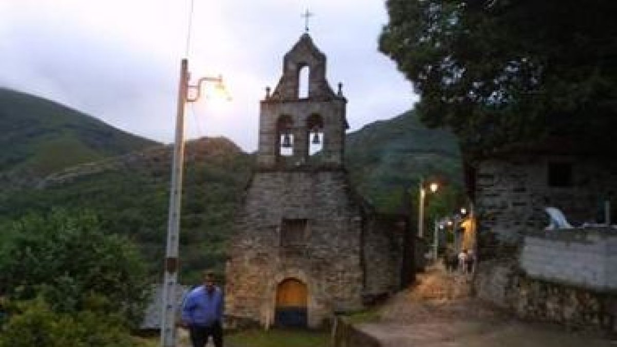 Iglesia de Pardamaza, uno de los pueblos que estuvo a punto de desaparecer y ha resurgido.