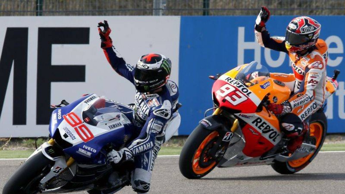 Jorge Lorenzo y Marc Márquez, durante la primera sesión de entrenamientos libres en Motorland.