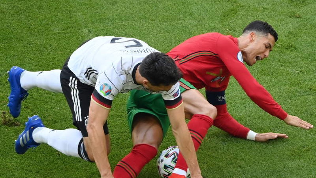 El alemán Mats Hummels frena al portugués Cristiano Ronaldo en un lance del partido. MATTHIAS HANGST