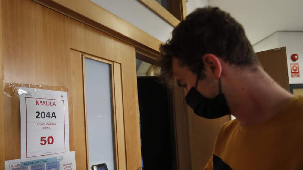 Un universitario escanea el código QR antes de clase. Archivo
