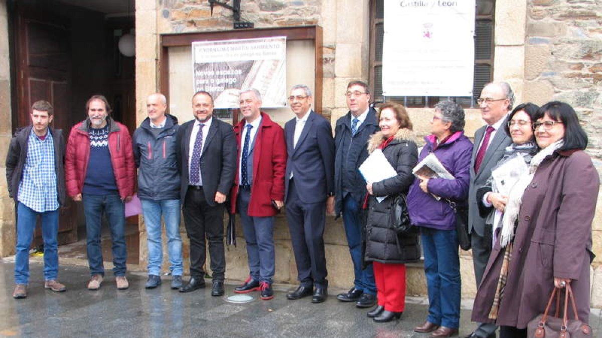 Autoridades asistentes al acto de ayer en Villafranca. M. MACÍAS