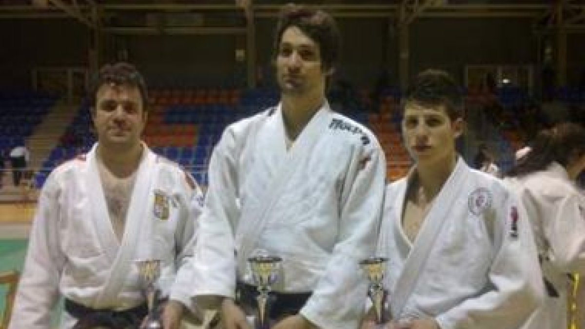 Álvaro Sánchez, en el centro, del Club Kyoto, se proclamó campeón de Castilla y León en 90 kilos.