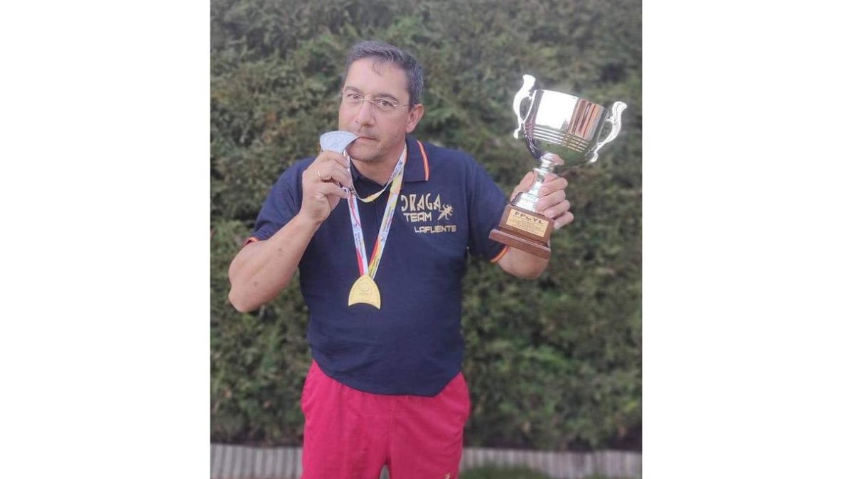 Francisco Javier Lafuente con sus dos medallas y el trofeo. DL