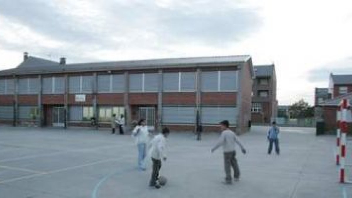 El patio de colegio es una de las zonas en las que puede cabalgar a sus anchas el virus de la H1N1 .