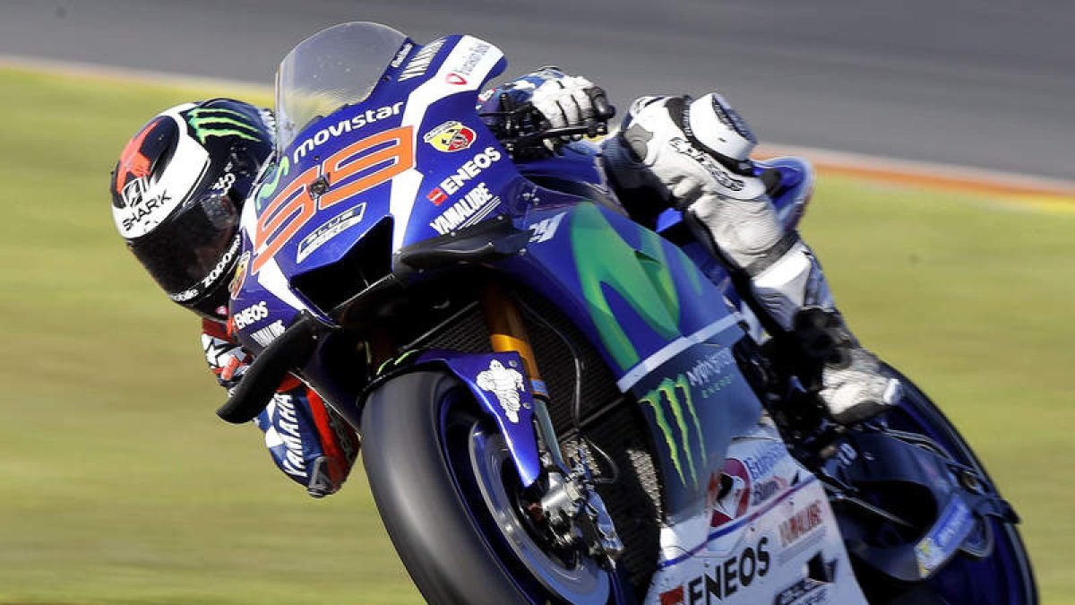 Jorge Lorenzo lidera la carrera en el circuito de Cheste. MANUEL BRUQUE