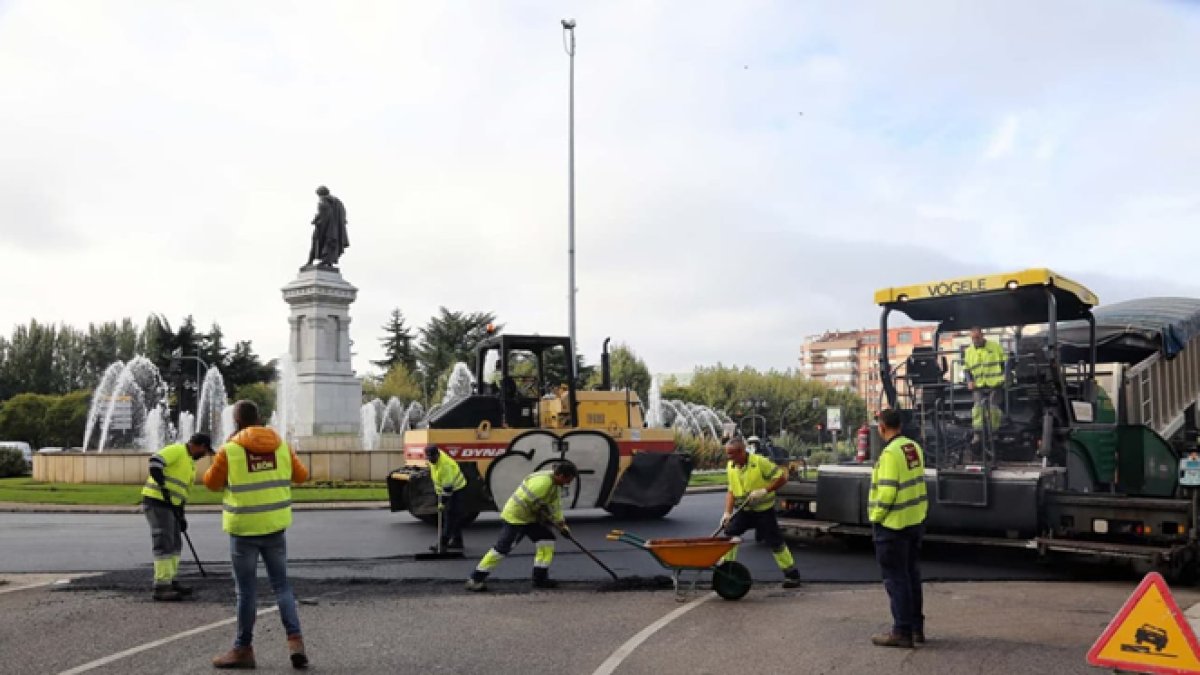 Trabajadores de los servicios municipales llevan a cabo labores de asfaltado. CÉSAR