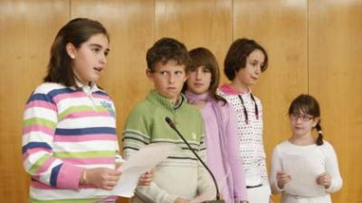 Varios escolares leyeron mensajes de apoyo a los Donantes