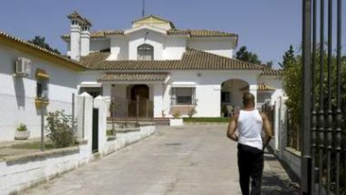 Imagen de la casa en la que aparecieron un hombre y una mujer muertos violentamente.