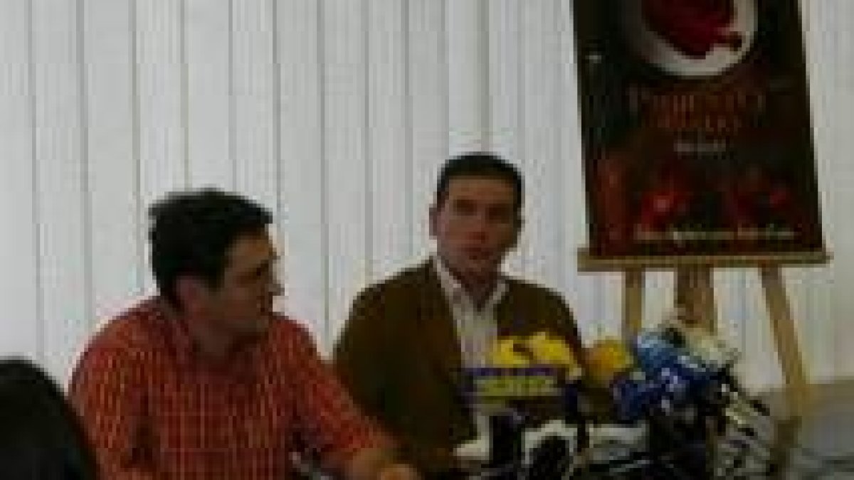 Roberto Fuertes y Pedro García presentaron ayer el nuevo cartel promocional del Consejo Regulador