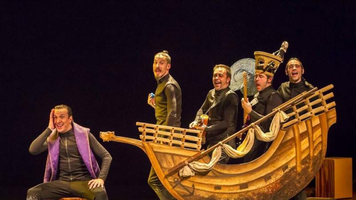Los integrantes de la compañía Ron Lalá en una escena del montaje ‘Cervantina’, que llega al Auditorio el jueves. DL