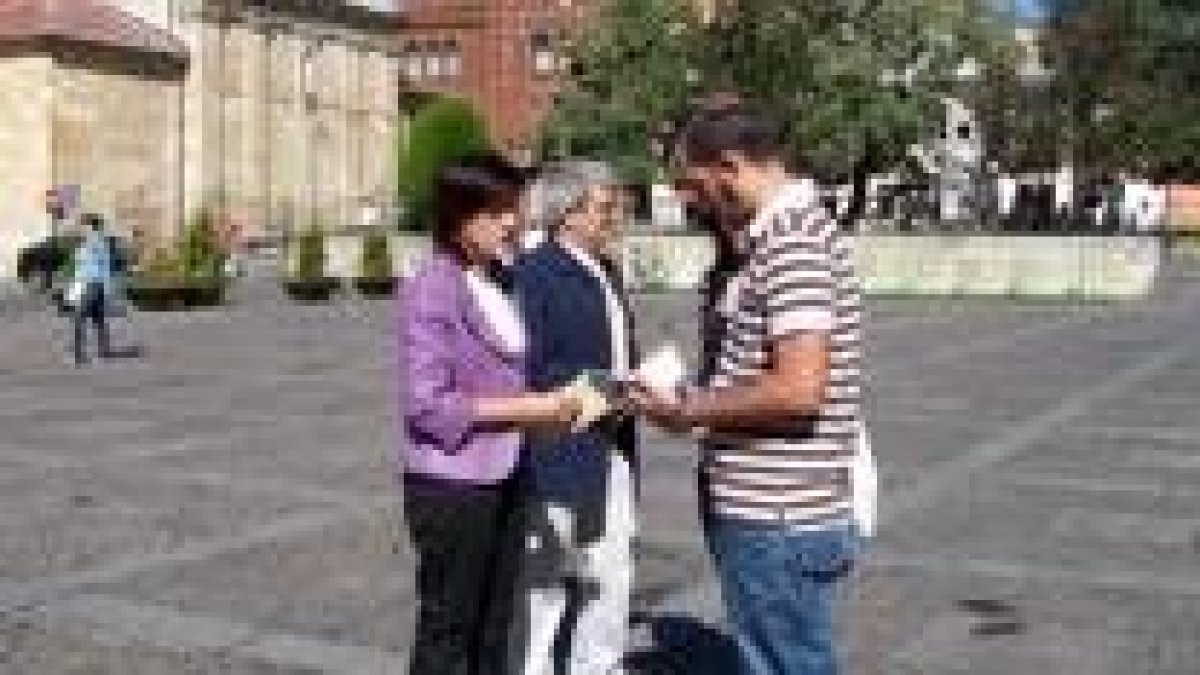 Rodríguez y Pérez Lamo repartiendo trípticos de la semana sin coche