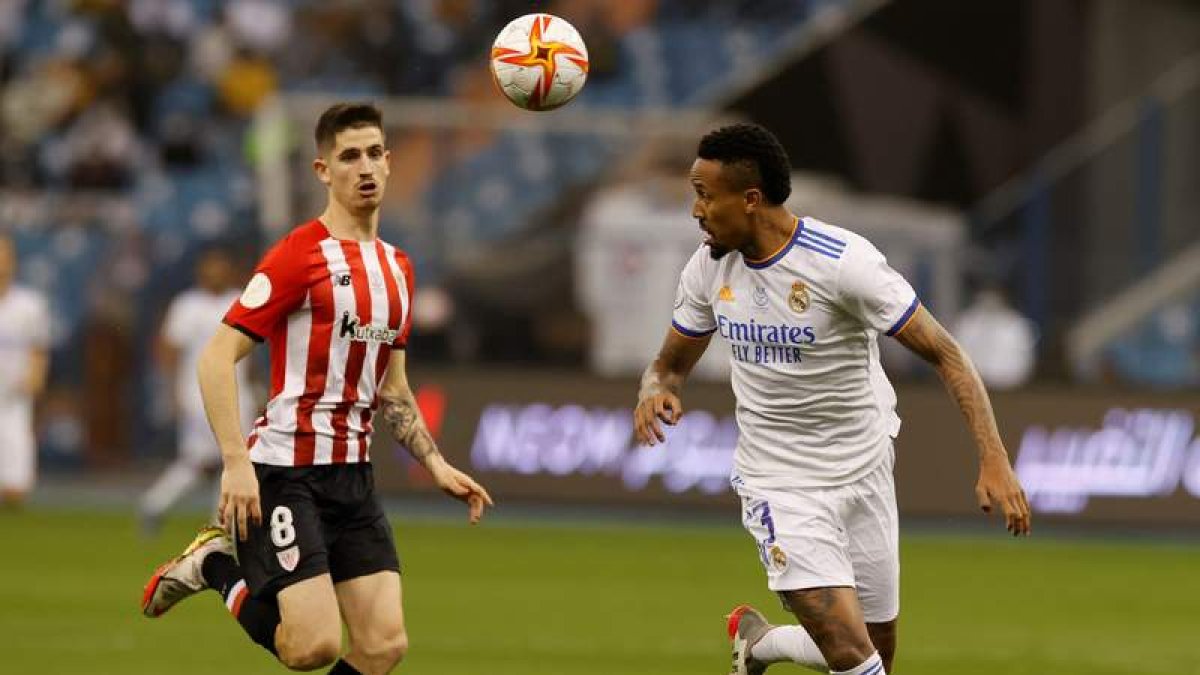 El duelo entre Sancet y Militao de la Supercopa de España se repetirá hoy en la Copa del Rey. JULIO MUÑOZ