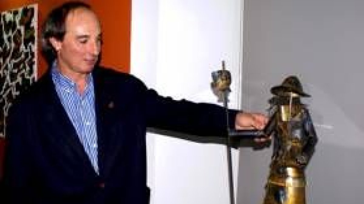 El artista lacianiego Lolo Zapico, con una de sus creaciones