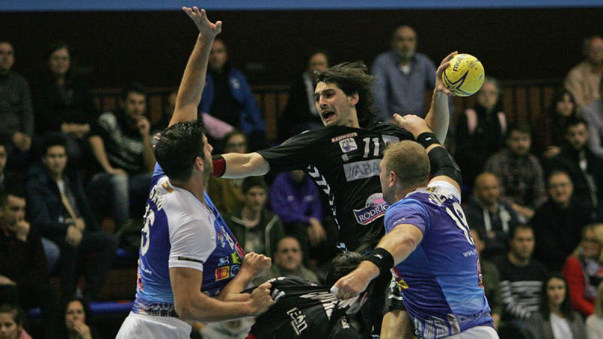 El Ademar derrotó al Benidorm para meterse en la Final Four. DE HARO