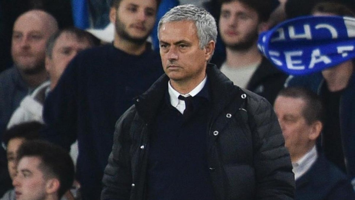 José Mourinho contempla la goleada que sufre el Manchester United en su visita al Chelsea en Stamford Bridge (4-0).