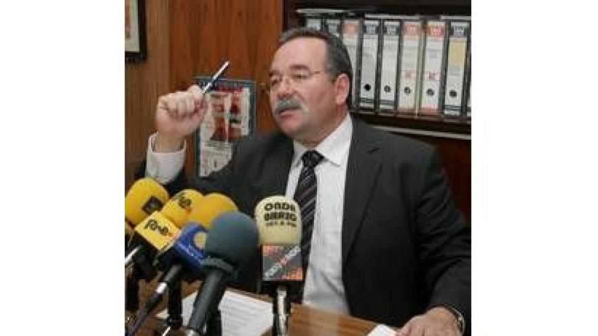 Saavedra volvió ayer a pedir la dimisión del alcalde y edil de Urbanismo