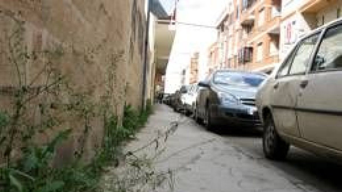 Aceras estrechas, de hormigón y sin mantenimiento definen las calles que se espera arreglar