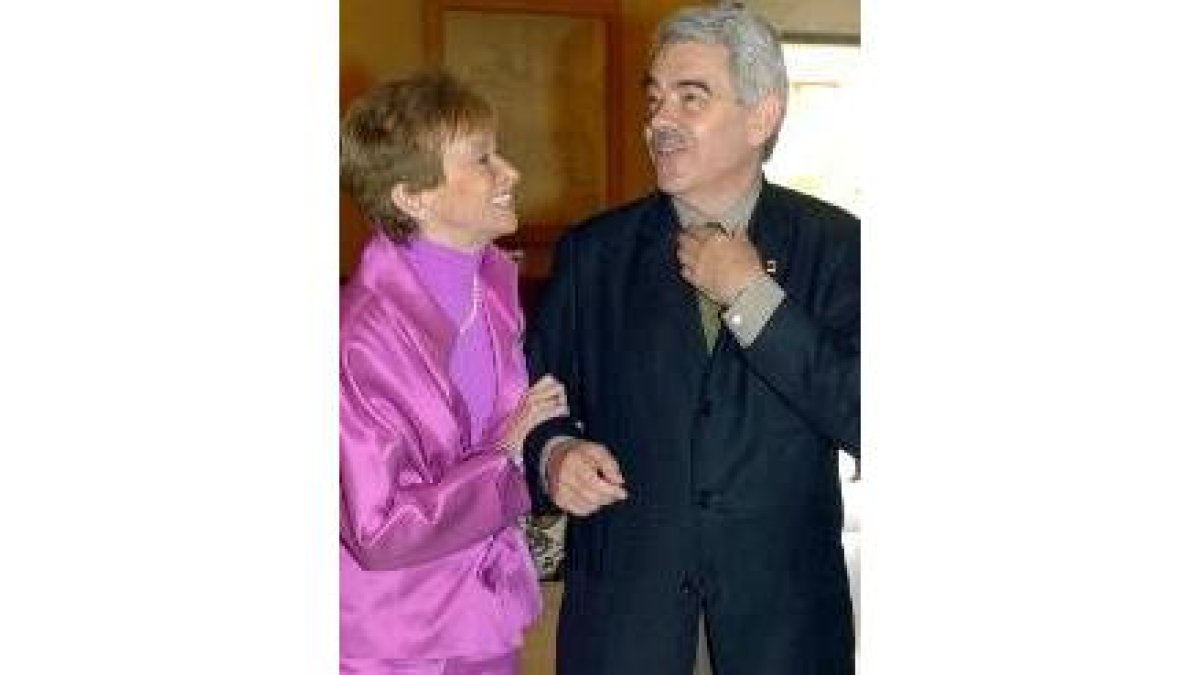 Fernández de la Vega, toma del brazo a Maragall, antes de la entrevista