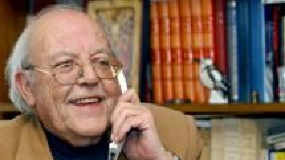 El periodista y pensador, José Jiménez Lozano, en su casa de Alcazarén (Valladolid)
