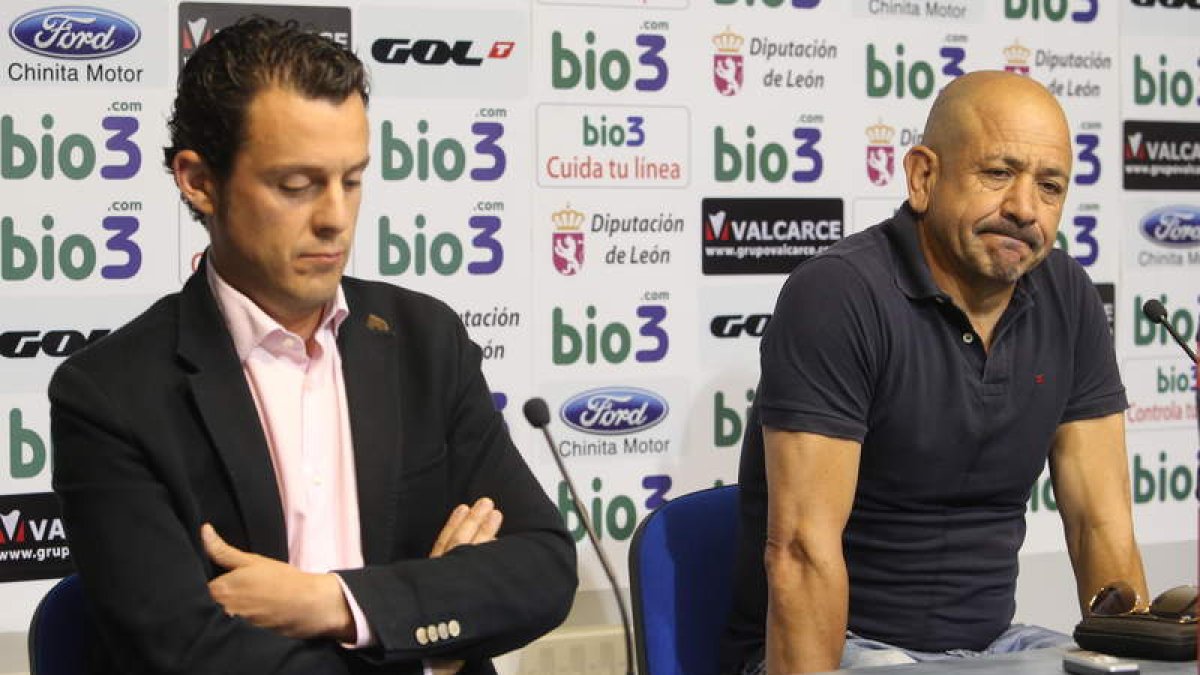 Claudio, junto a Eduardo Domínguez, durante su despedida de la Ponferradina.