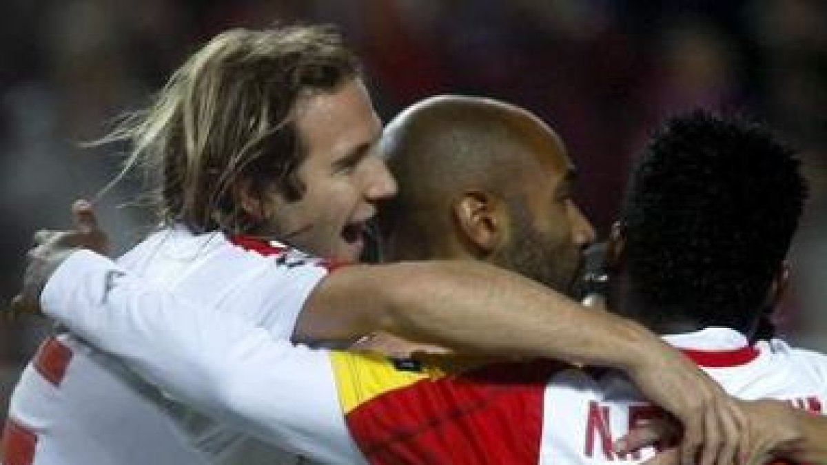 Kanouté celebra con sus compañeros el gol sevillista.