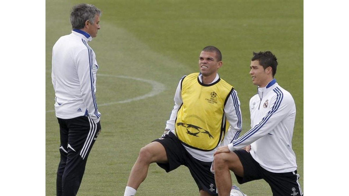 Mou junto a Pepe y a Cristiano Ronaldo.