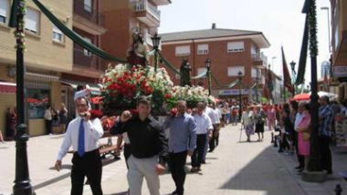 Un momento ayer de la procesión festiva a la salida de la iglesia parroquial.