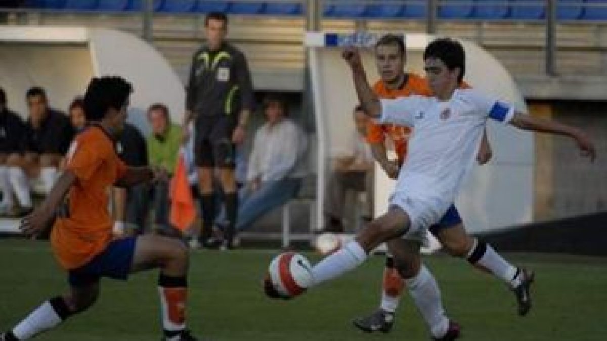 El canterano Víctor, con el balón en su bota izquierda, es una de las promesas en las que confía Yos