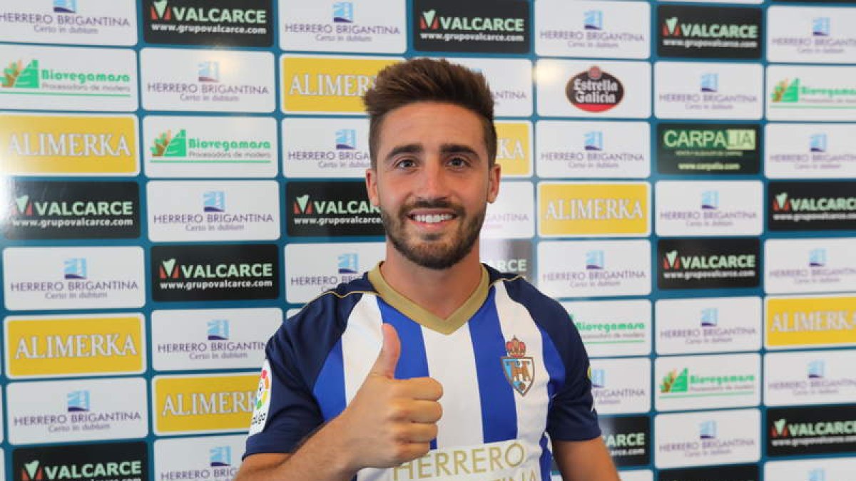 Nacho Gil firma con la Deportiva por una temporada. L. DE LA MATA