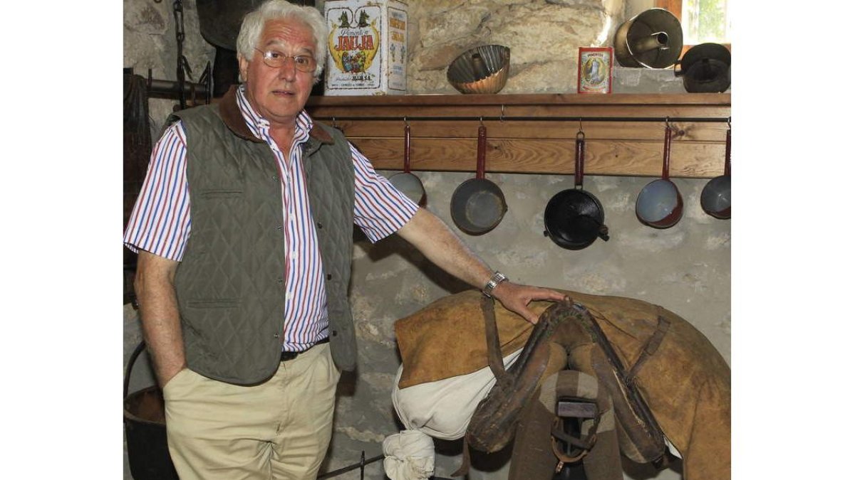 Isaac Álvarez, junto a algunas de las piezas que se muestran en su museo de Torre.