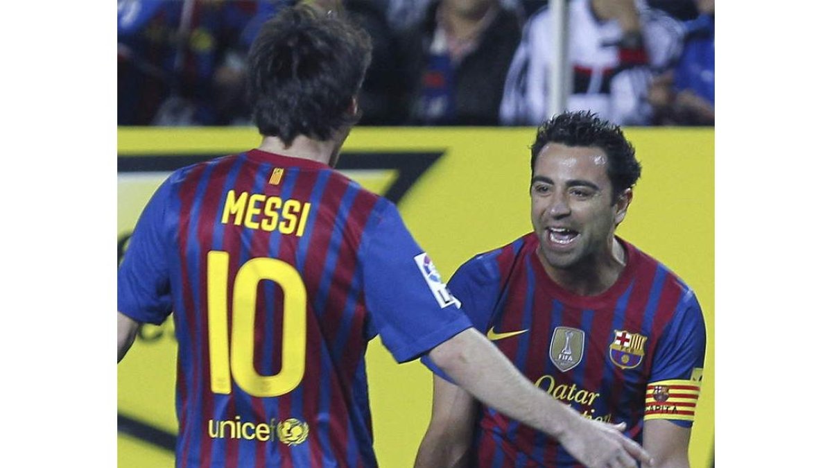 Messi celebra con Xavi el segundo gol del Barça, logrado por el argentino.