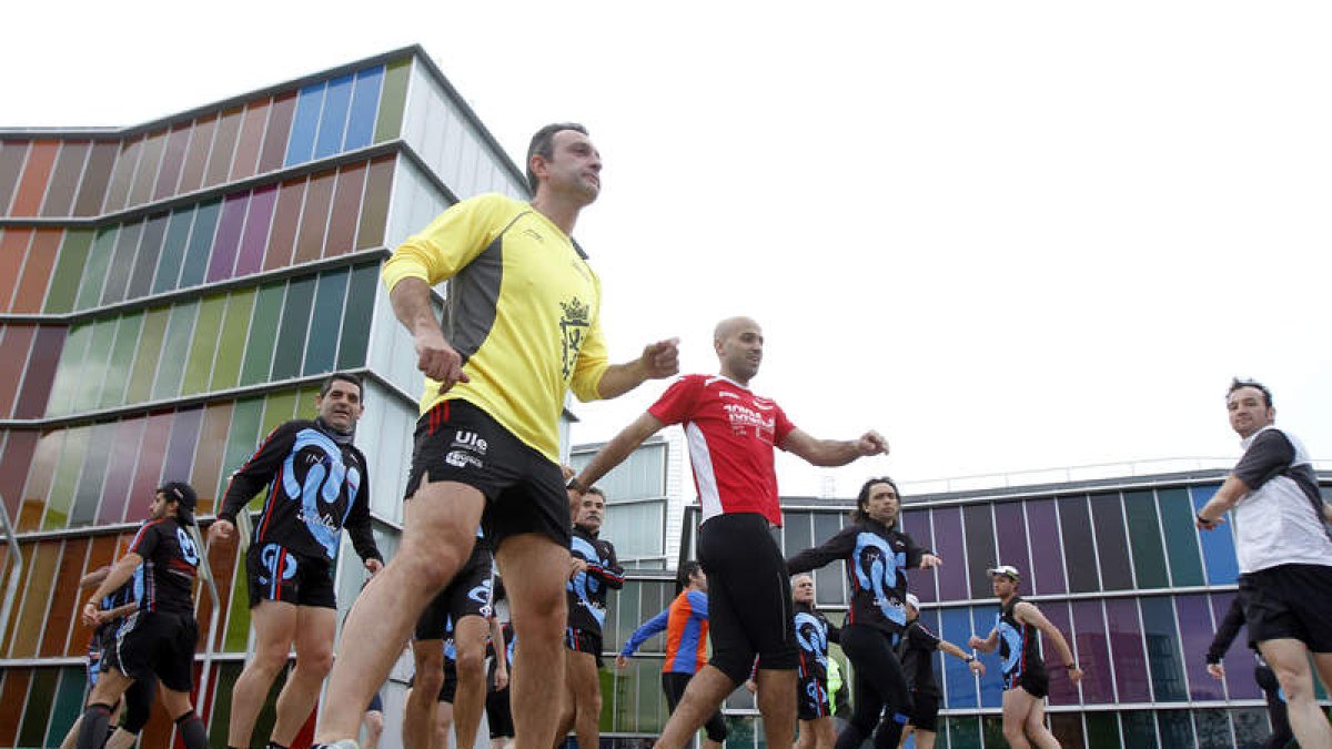 Aficionados al running hacen ejercicios de calentamiento antes de comenzar una carrera.