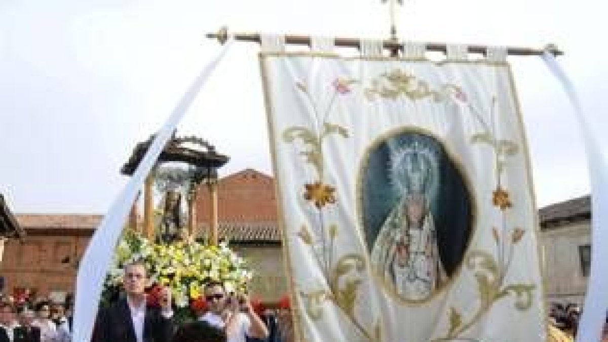 Las jóvenes de Laguna cantaron el ramo, hecho con rosquillas