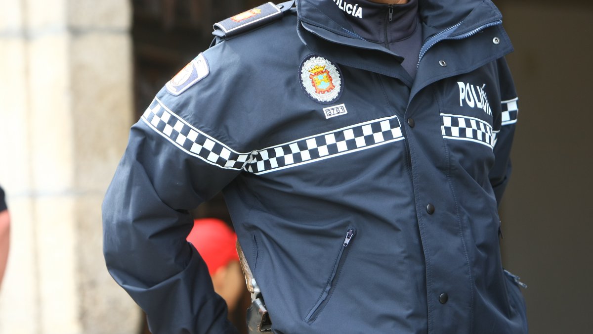 Un agente de la Policía Municipal de Ponferrada. L. DE LA MATA