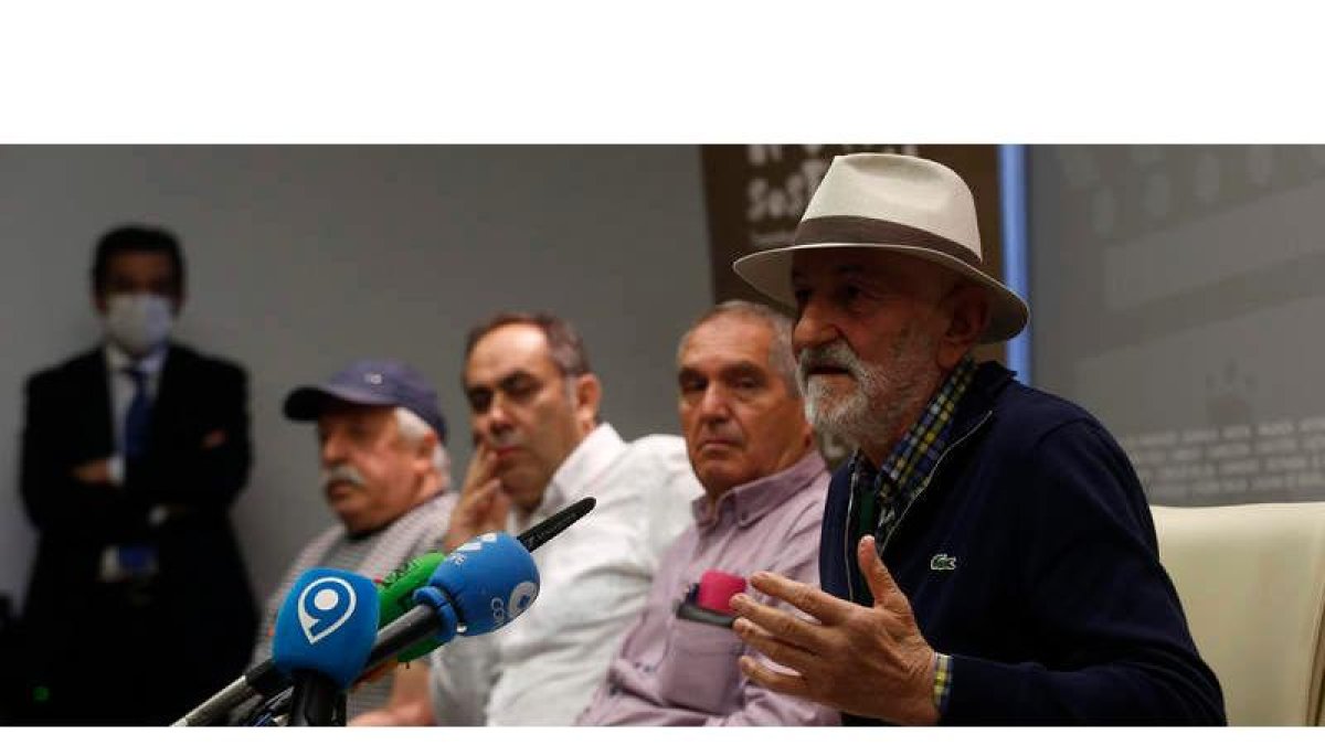 En primer plano, Matías Llorente junto a tres de los nueve alcaldes de Ugal que se presentaron por UPL. FERNANDO OTERO