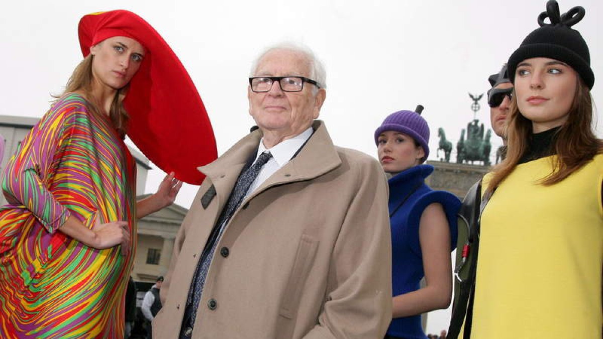 El diseñador Pierre Cardin posa con dos modelos en la puerta de Brandeburgo en Berlín en 2008. JENS KALAENE