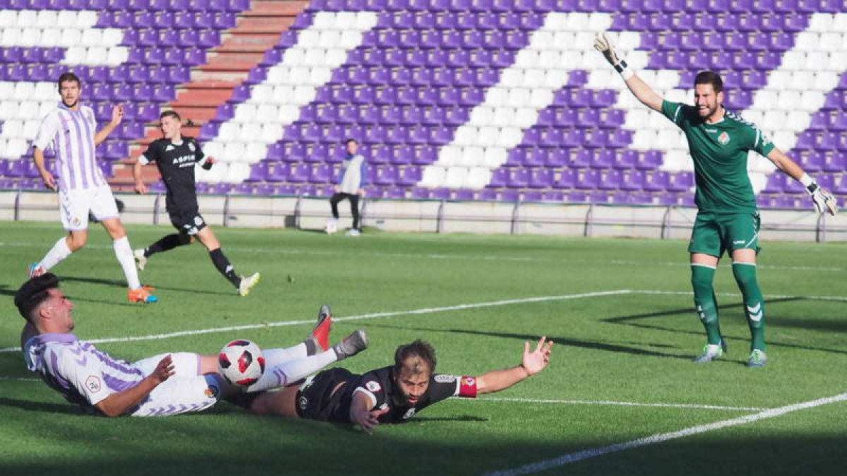 Antonio Martínez fue derribado dentro del área del Valladolid B aunque el árbitro, a pesar de las quejas de los jugadores leoneses, no decretó penalti. MARGON EGEA