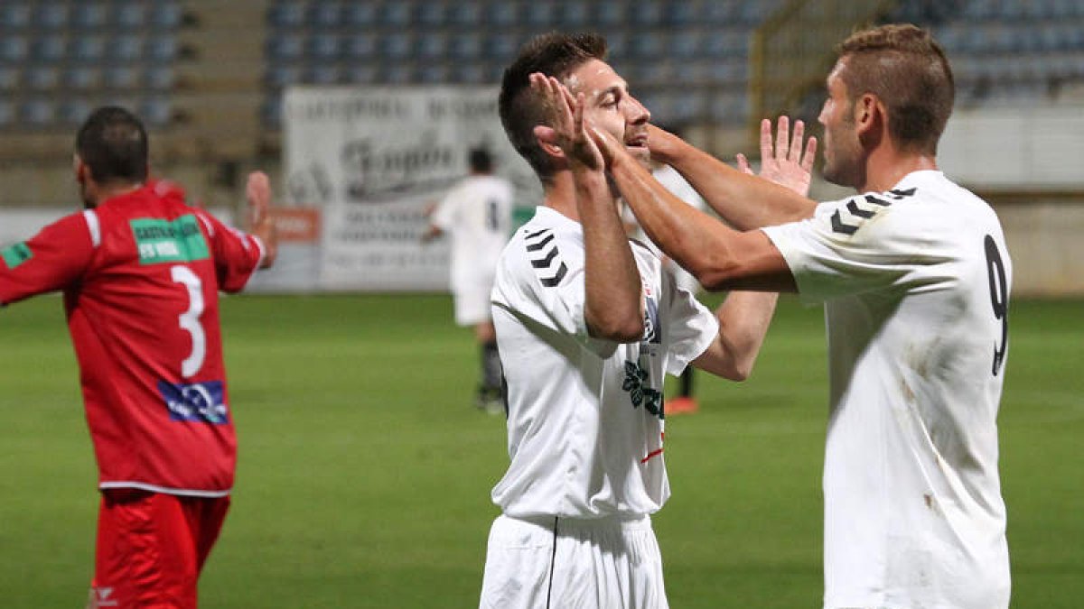 Diego Torres y Jony Lomas celebran el primer gol de la Cultural ante el Guijuelo.