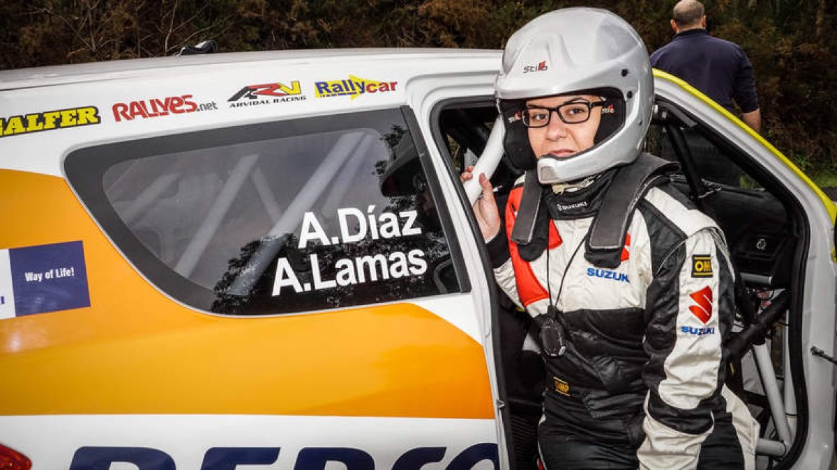 Andrea Lamas Barragán delante del Suzuki Swift Super 1600 con el que ha conseguido subir a lo alto del podio en el Nacional. DL
