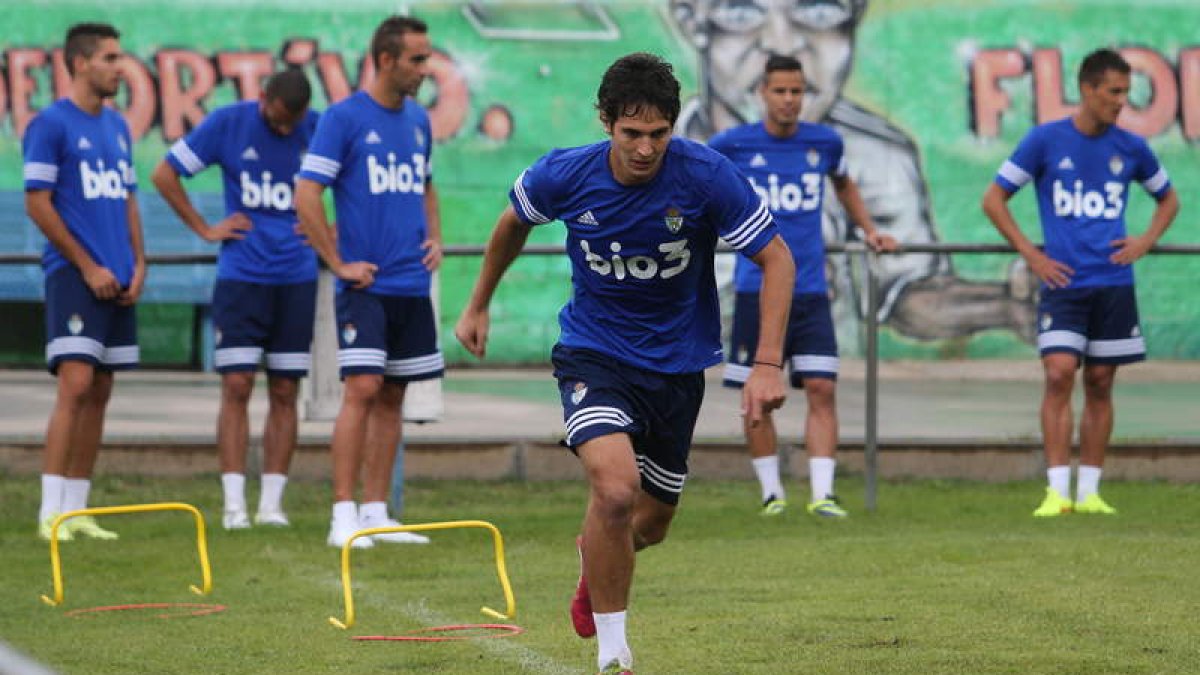 Lucas repetirá como titular en el centro de la defensa berciana acompañando a Alberto Aguilar.