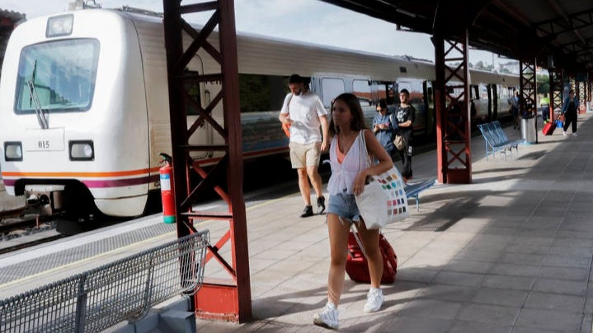 Pasajeros esperando en los andenes de una estación de tren. KIKO DELGADO