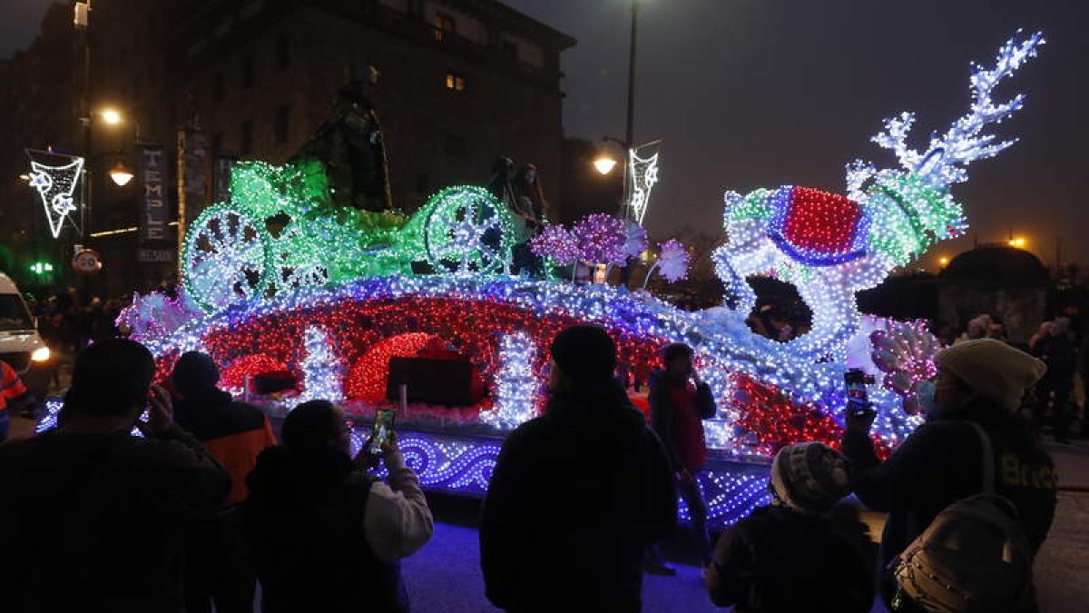 La magia y el colorido del desfile de Reyes en Ponferrada. L. DE LA MATA
