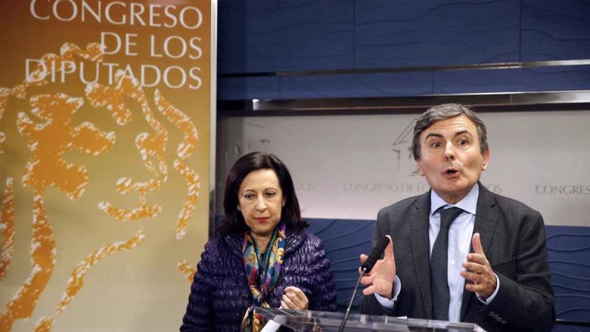 El portavoz de Economía del PSOE, Pedro Saura (d), junto a la diputada socialista Margarita Robles (i), durante la rueda de prensa en el Congreso tras el acuerdo alcanzado con el Gobierno para la cláusulas suelo.
