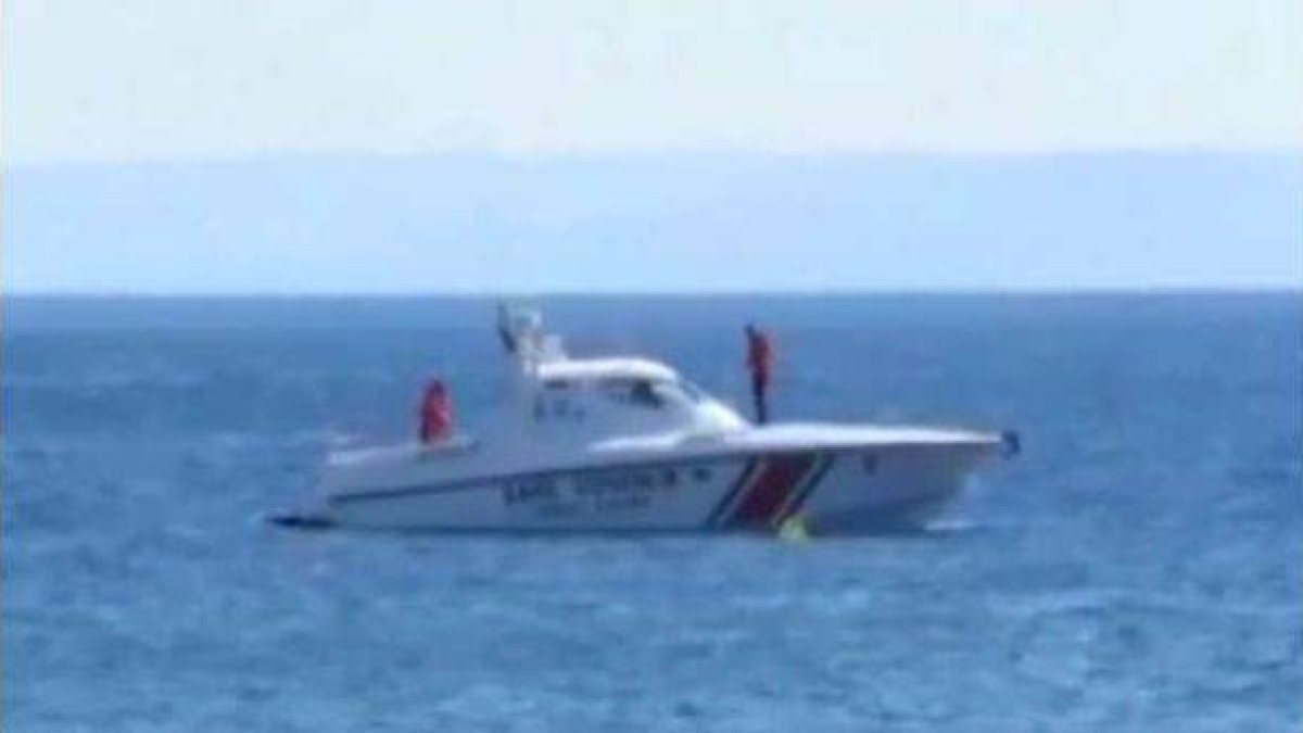 Rescate de una bebé de 10 meses en la costa turca este viernes.