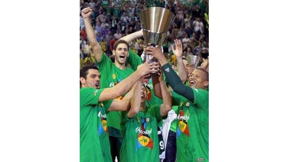 Los jugadores del Panathinaikos celebran su triunfo.