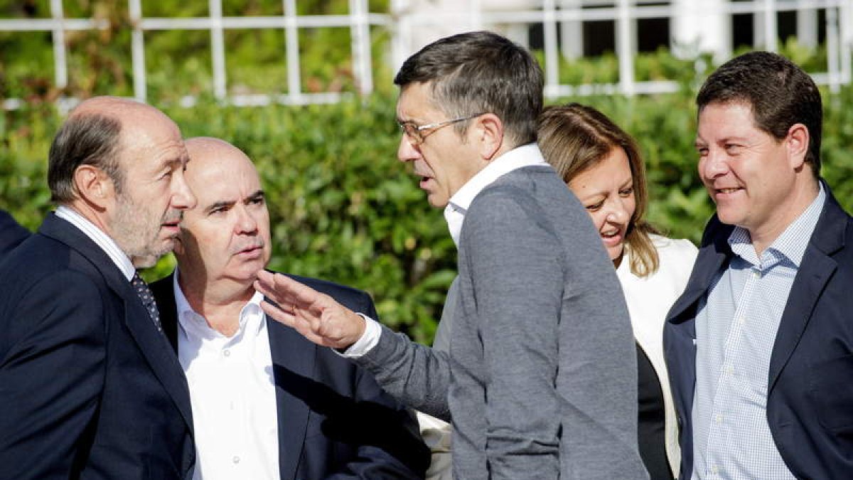 Rubalcaba y Zarrías escuchan a Patxi López observados por García-Page.