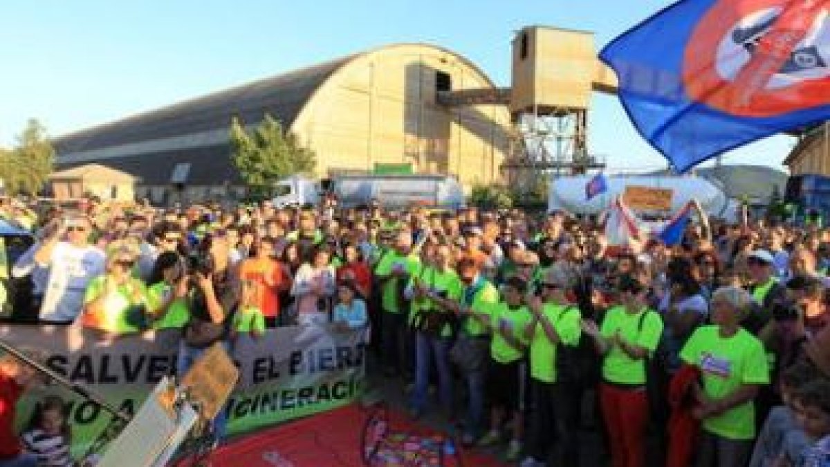 La imagen muestra la última gran concentración de personas frente a la cementera de Cosmos.